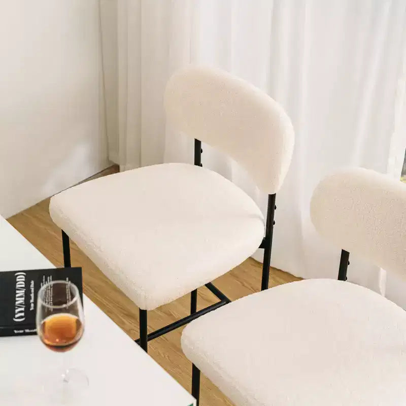 Sgabello da bar moderno imbottito ad altezza bancone