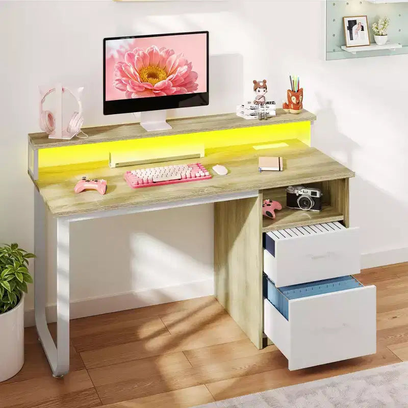 Scrivania da ufficio moderna bianca e rovere con mobile contenitore e scaffali, tavolo da gaming per computer con luce LED e stazione di ricarica