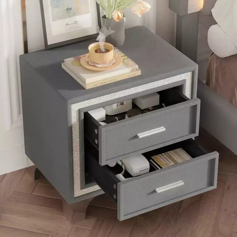 Comodino Mid-Vintage con Decorazioni a Strisce Glitter Argento e Gambe in Metallo 2 Cassetti per Camera da Letto Grigio