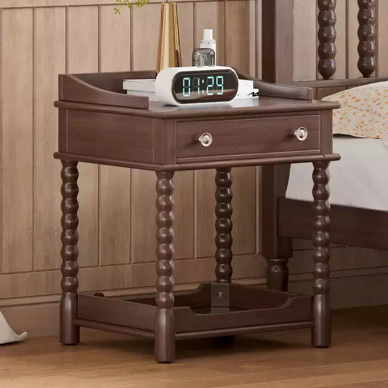 Comodino in stile retrò con cassetto, ripiano aperto, gambe tornite, maniglia in metallo per camera da letto, noce