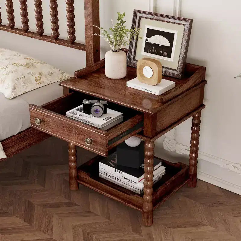 Comodino in stile retrò con cassetto, ripiano aperto, gambe tornite, maniglia in metallo per camera da letto, noce